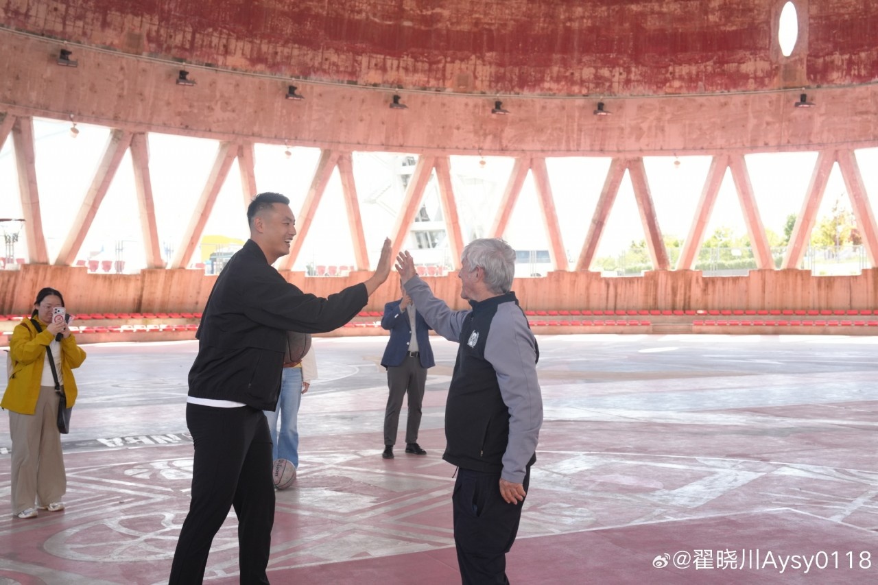 跨界同框!翟晓川晒照与前国足主帅米卢合影:很荣幸在首钢园见面
