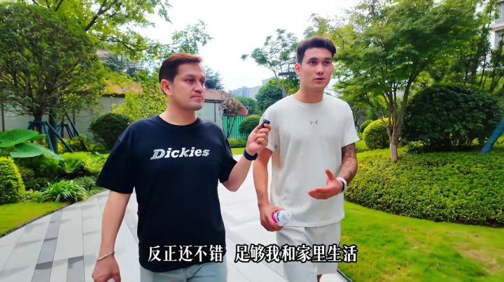 摩托比车贵!拜合拉木谈收入:不能说,够家里生活,也给公益捐款 摩托比车贵!拜合拉木谈收入:不能说,够家里生活,也给公益捐款