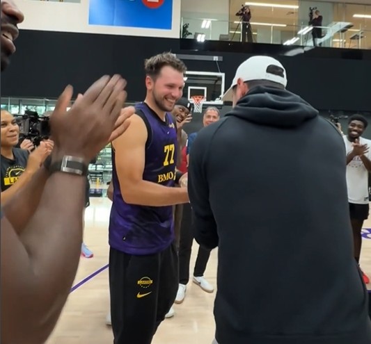 气氛很愉悦!雷迪克训练中向东契奇颁发了NBA年度最佳控球奖 气氛很愉悦!雷迪克训练中向东契奇颁发了NBA年度最佳控球奖