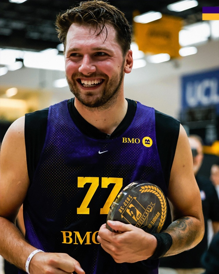 气氛很愉悦!雷迪克训练中向东契奇颁发了NBA年度最佳控球奖 气氛很愉悦!雷迪克训练中向东契奇颁发了NBA年度最佳控球奖