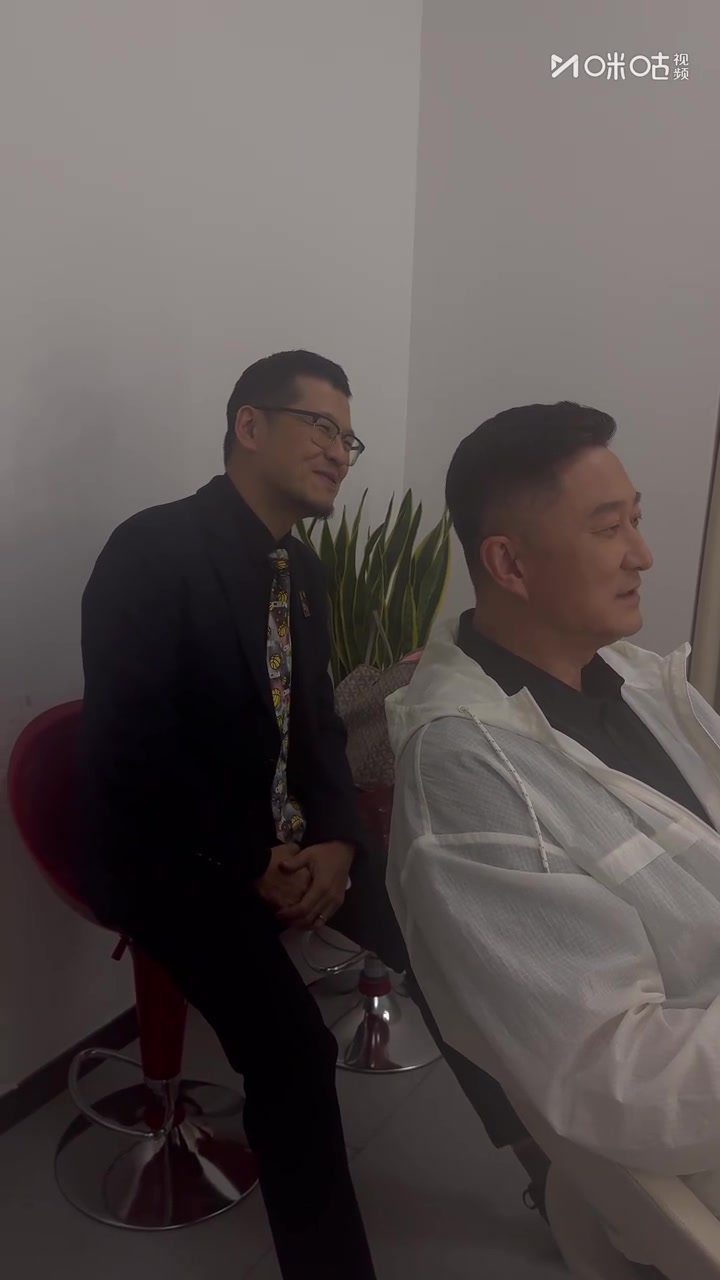 杜锋盛赞库里:跟草根球员互动 没有任何的大球星的架子 杜锋盛赞库里:跟草根球员互动 没有任何的大球星的架子