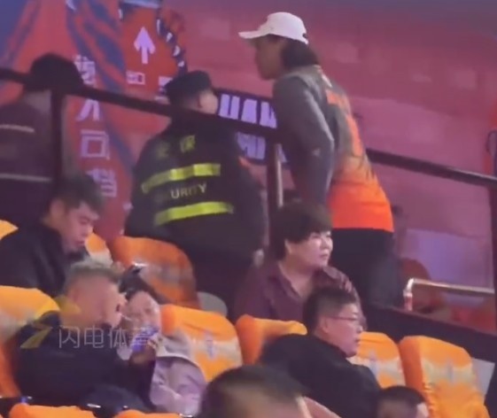 来看CBA!王大雷身穿高诗岩球衣现身高速大球馆 来看CBA!王大雷身穿高诗岩球衣现身高速大球馆