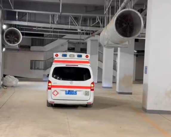 愿无大碍!法比奥争抢时受伤,已被救护车送往医院做进一步检查 愿无大碍!法比奥争抢时受伤,已被救护车送往医院做进一步检查