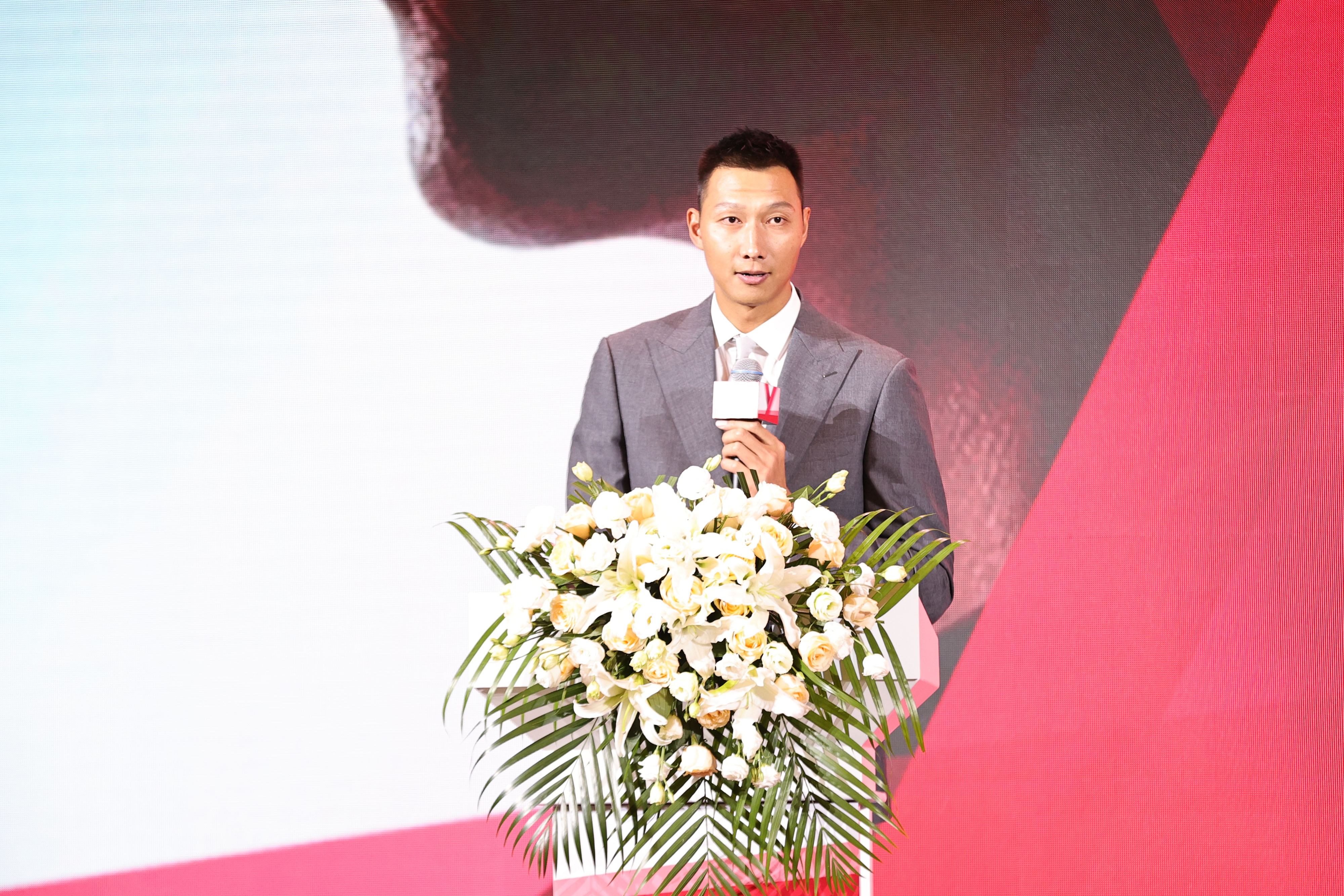 尼克·杨:跟易建联当队友时曾模仿他口音 他抢板喊话时口音很重 尼克·杨:跟易建联当队友时曾模仿他口音 他抢板喊话时口音很重