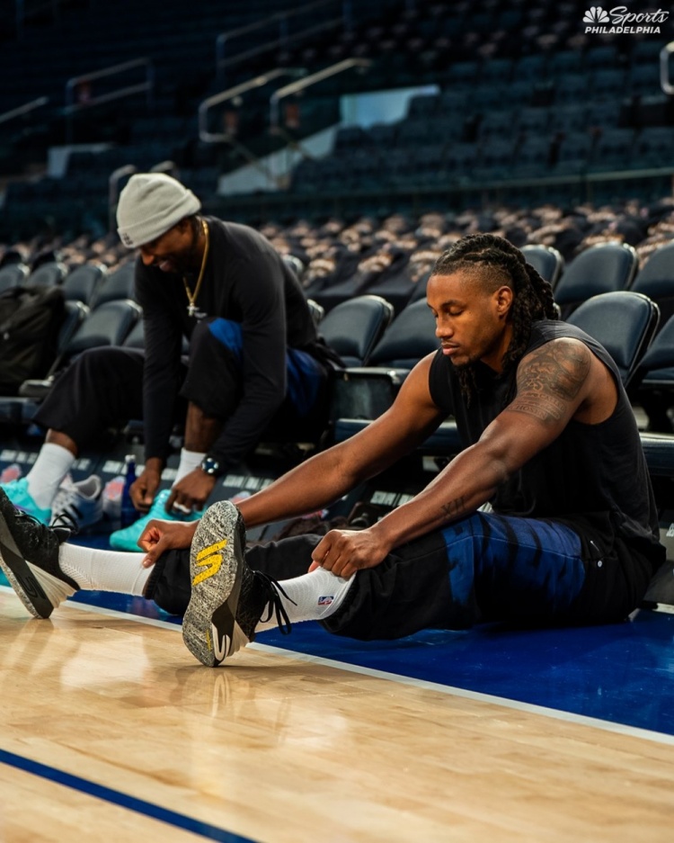 适应场地！NBC费城分台官推晒76人揭幕战投篮训练照 詹姆斯领衔