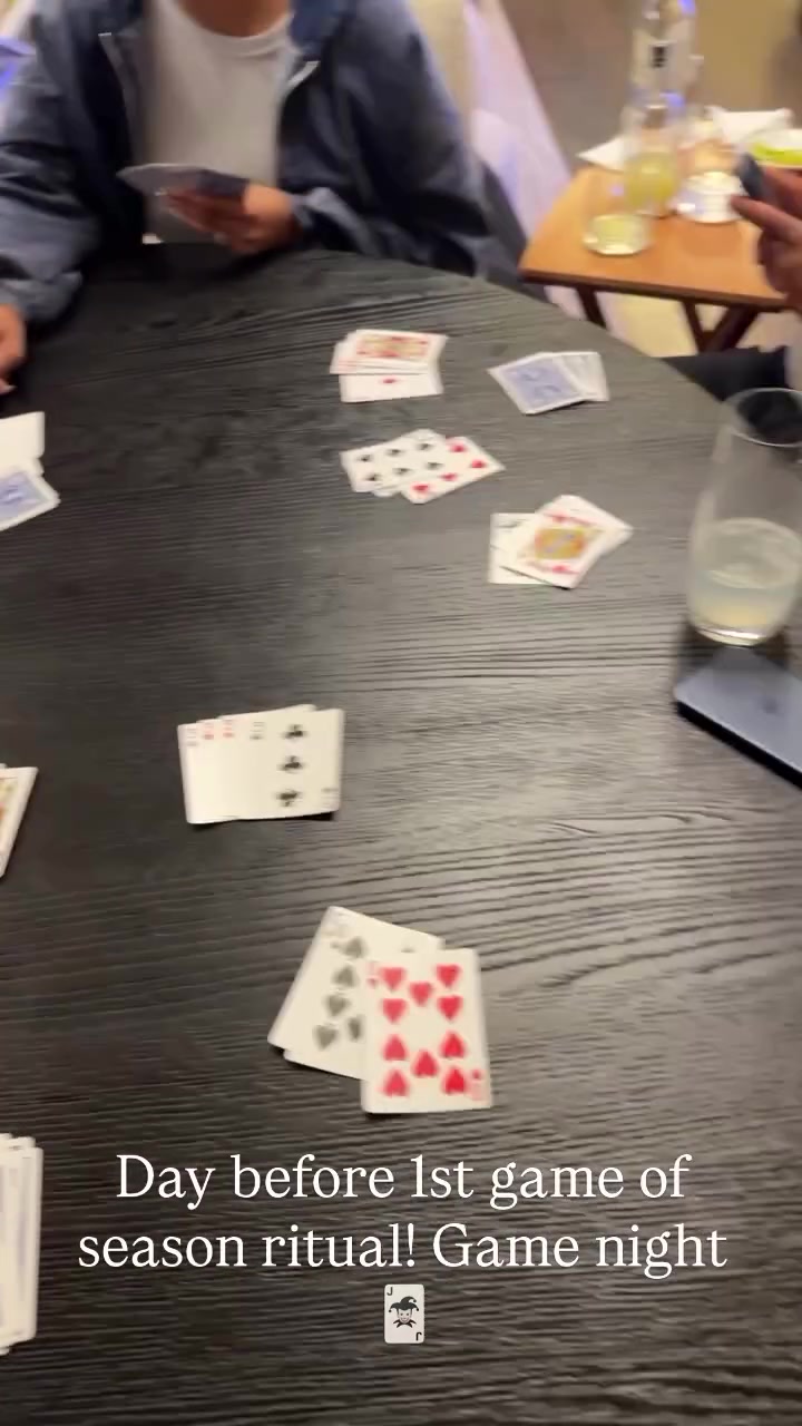 试试手气?詹姆斯晒与亲友在家中打牌:赛季揭幕战前一天的传统! 试试手气?詹姆斯晒与亲友在家中打牌:赛季揭幕战前一天的传统!