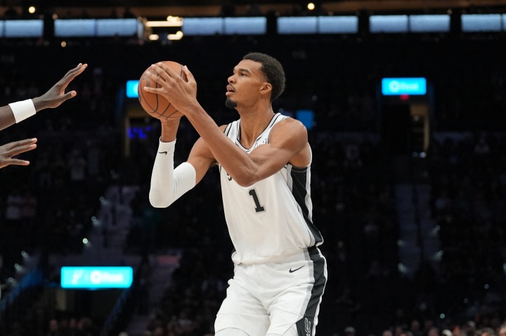 名嘴夏普:文班&恩比德太沉迷于投三分 NBA内线只有约基奇不这样 名嘴夏普:文班&恩比德太沉迷于投三分 NBA内线只有约基奇不这样