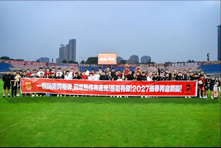 队长😍向余望更新社媒晒照,配文:爱来自重庆 队长😍向余望更新社媒晒照,配文:爱来自重庆